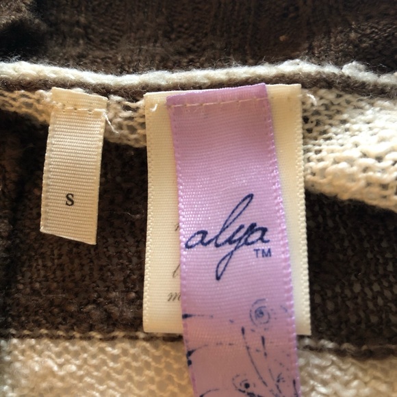 Azetec Light Sweater from Francesca’s Collections - Picture 2 of 4